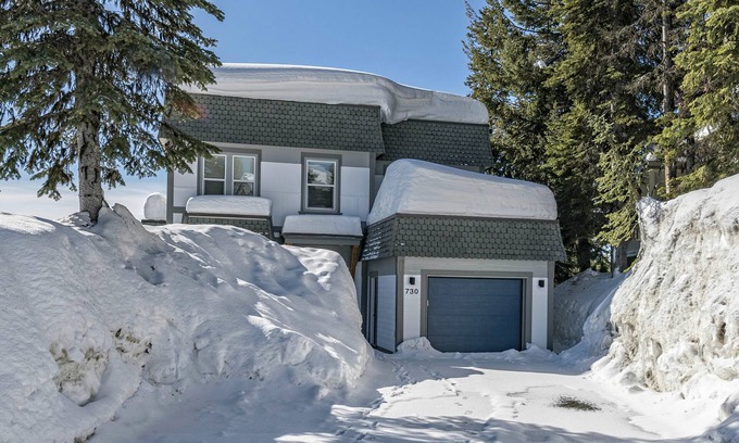 Silver Star Mountain Casa | Beautiful Large Family Chalet with Hot Tub, Laundry, gear storage, pet-friendly!