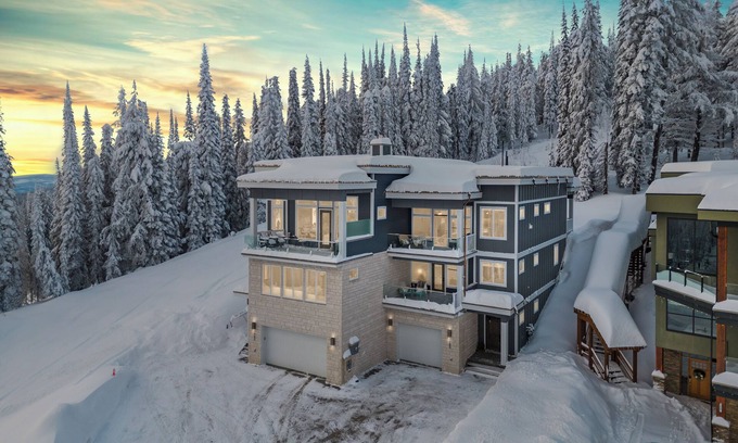 Silver Star Mountain Casa | Beautiful Brand New Duplex on the Ridge - Private Hot Tub, Large Ski Room!