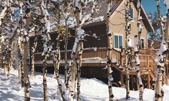Division No. 3 Cabina | Beautiful Cabin in the Mountains