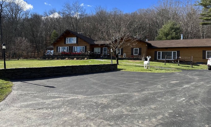 Glendale Cabina | Beautiful cabin in the woods close to skiing, hiking and shopping