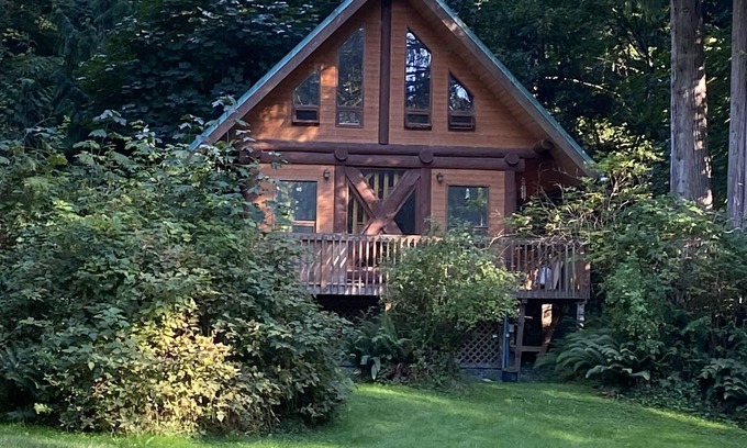 Courtenay Cabina | Beautiful cabin on the Tsolum River. 5 minutes to Courtenay or Comox