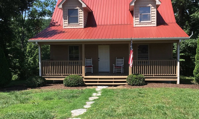Gordonsville Cabina | Beautiful Cabin on the Caney Fork River