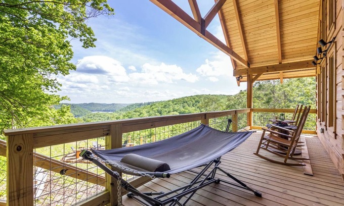 Smithville Cabina | Beautiful Cabin Overlooking Center Hill Lake