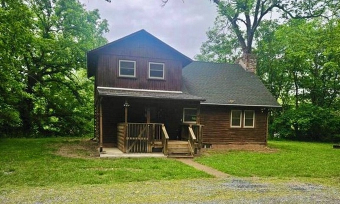 Luray Cabina | Beautiful cabin situated on wooded banks of the Shenandoah River.