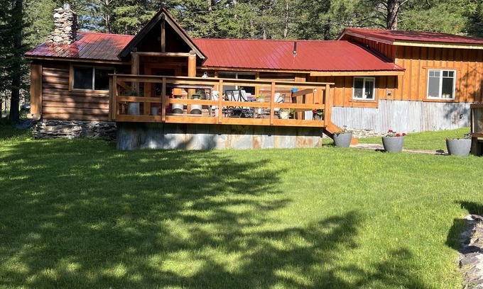 Alberton Cabina | Available dates in August! Beautiful cabin with a creek running through it.