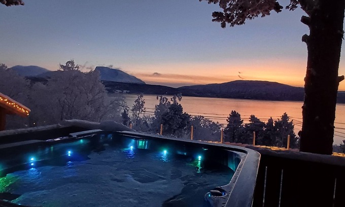 Knapplund Cabina | Hermosa y acogedora cabaña con sauna y la maravillosa vista en el idílico Malangen