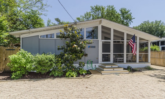 Ann Acres Casa | Hermosa casa de estilo California a 2 cuadras de la playa. Camina hasta Dewey y Rehoboth