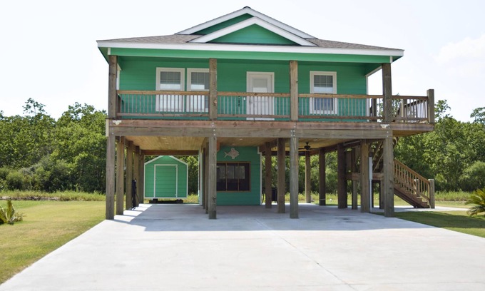 Hackberry Casa | Beautiful Canalfront in Hackberry. Minutes to Beach, Calcasieu Lake & Casinos!