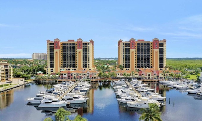 Cape Harbour Condominio | Beautiful Cape Harbour Marina 8th floor Condo