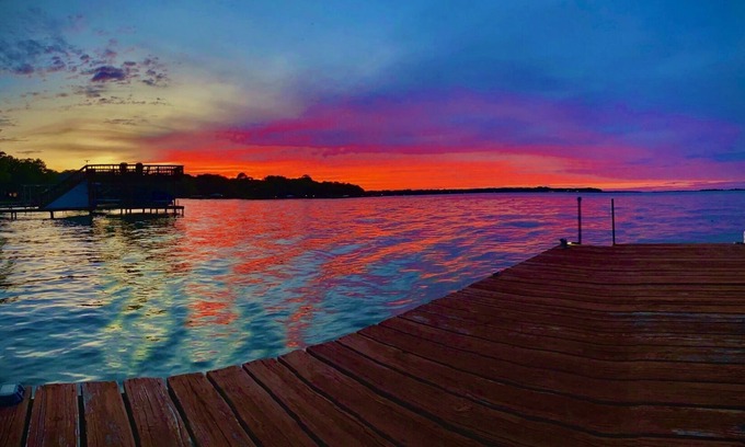 Tool Cabaña | Beautiful Cedar Creek Lake Romantic Cottage Lakeside