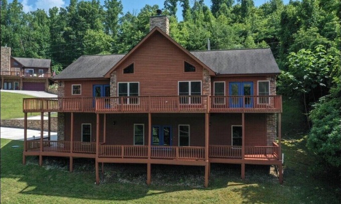 Caryville Casa | Beautiful cedar home 5 bed 3 bath w/ whirlpool tub 2 mile from Twin cove marina