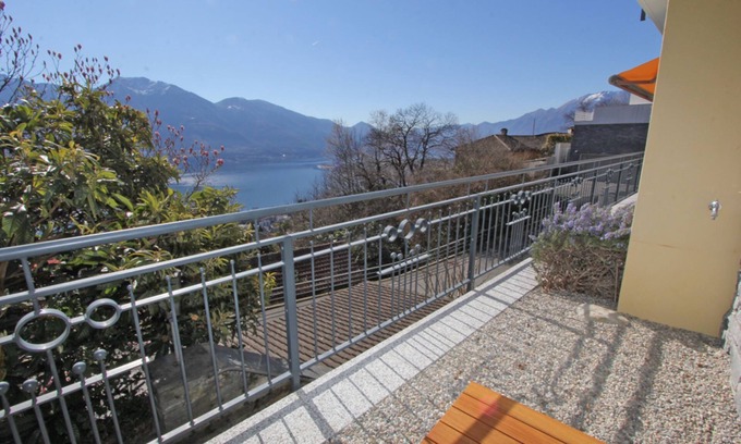 Brione sopra Minusio Apartamento | Beautiful duplex apartment with stunning panoramic views in two-family house
