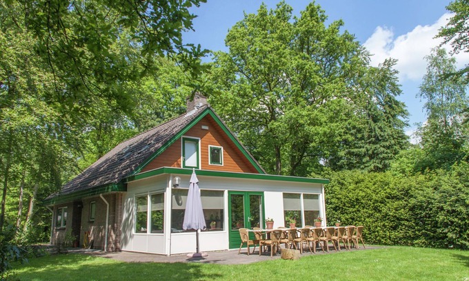 De Bult Chalet De Esquí | Hermoso chalet con terraza en el estanque, en un parque de vacaciones en Overijssel