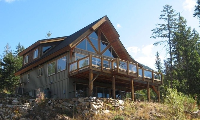 Silverton Casa | Beautiful Chalet overlooking Slocan Lake! September Special Discounts!