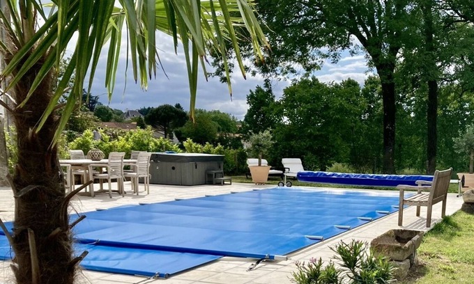 LAbsie Casa | Hermoso castillo con piscina climatizada en el borde de un pueblo
