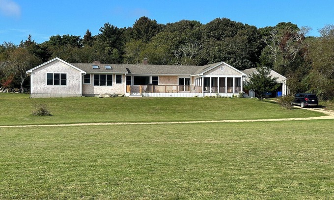 Chilmark Casa | Beautiful newly renovated Chilmark beach house. Pet friendly.