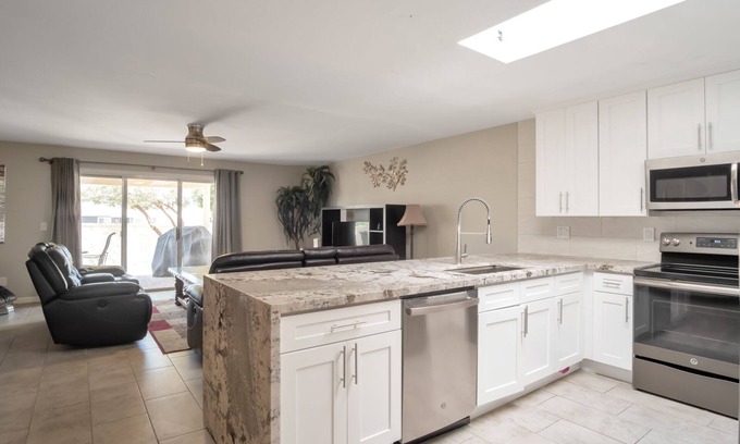 East Mesa Casa | Encantadora casa de pueblo que admite mascotas, con piscina climatizada y estacionamiento para vehículos recreativos disponibles.