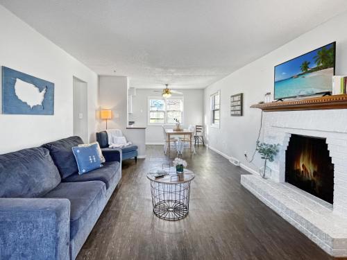 Clive Casa | Beautiful Clive 3br Duplex Wfireplace