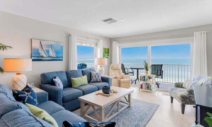 Indian Shores Apartamento | Frente al mar y la playa, planta superior, unidad de esquina, recientemente renovado