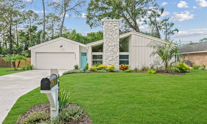 Isle of Palms Casa | Beautiful Coastal Home near Mayo Clinic. Pet Friendly!