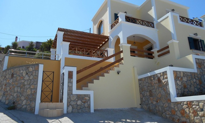 Kamari Casa | Hermosa villa nueva y confortable con piscina, excelente vista.
