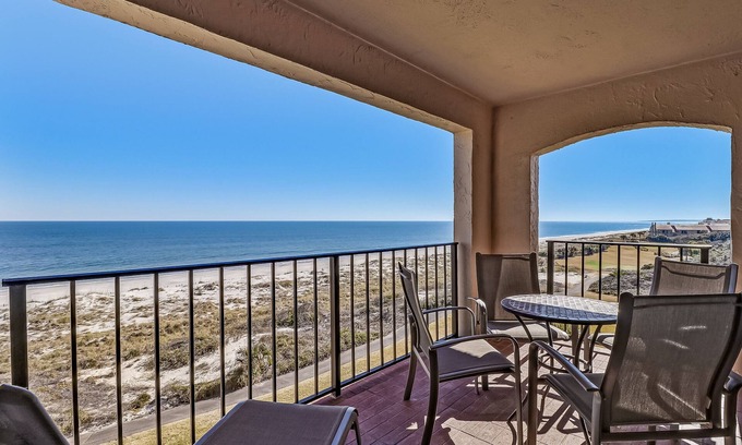 Fernandina Beach Condominio | Beautiful condo with pool, balcony overlooking the ocean & fast WiFi - walk to boardwalk