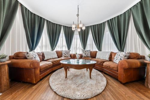 Geneva Apartamento | Beautiful Condo - King Bed - Free Waffle Breakfast