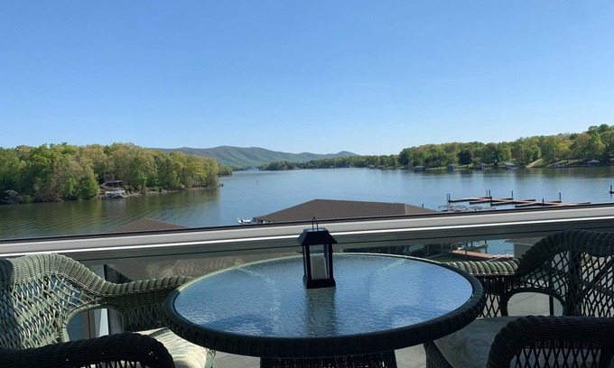 Huddleston Condominio | Beautiful condo lakefront beautiful views, relaxing times what else do you need?
