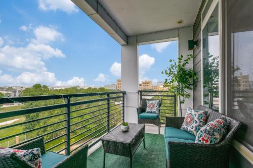 Downtown San Antonio Apartamento | Beautiful Condo on Riverwalk w King Ste Free Parking Pet friendly centrally Located on the Riverwalk