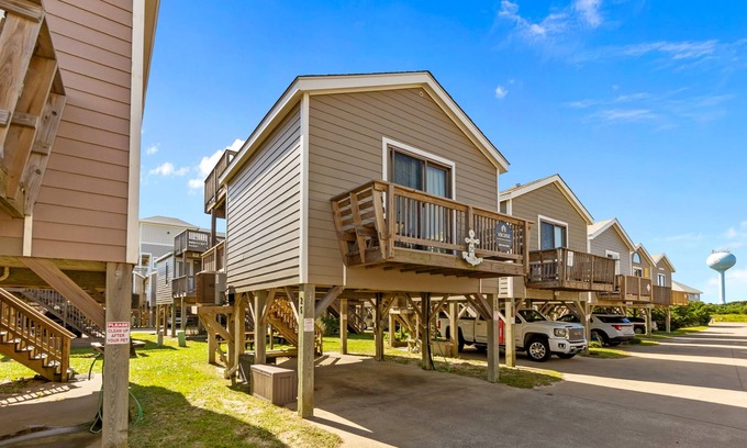 Hatteras Condominio | Beautiful Condo w/ Central AC, Ocean View, Shared Pool, & Free WiFi