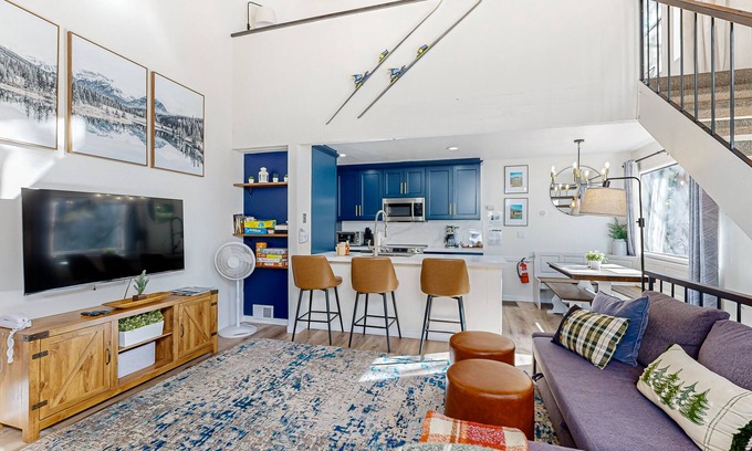 Kings Beach Condominio | Beautiful condo with modern appliances, two decks, and shared pool