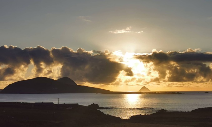 Dunquin Apartamento | Beautiful Contemporary, Sea-view Studio Apartment in Dunquin.