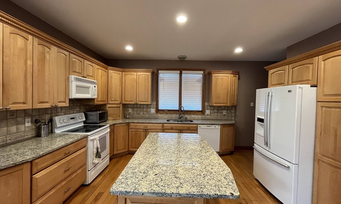 Anchorville Casa | Beautiful Contemporary 3200sq ft Lake Oasis w/ Amazing Views!