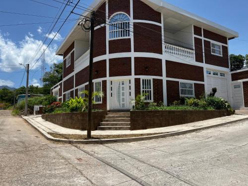 Metapan Casa | Beautiful, contemporary brick style home