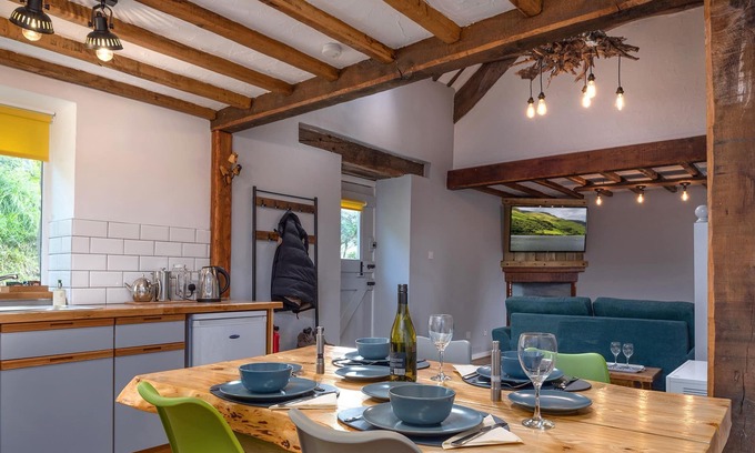 Bryn-crug Casa | Beautiful Converted Barn. Dogs welcome. Dog play field. Walk to local pub.
