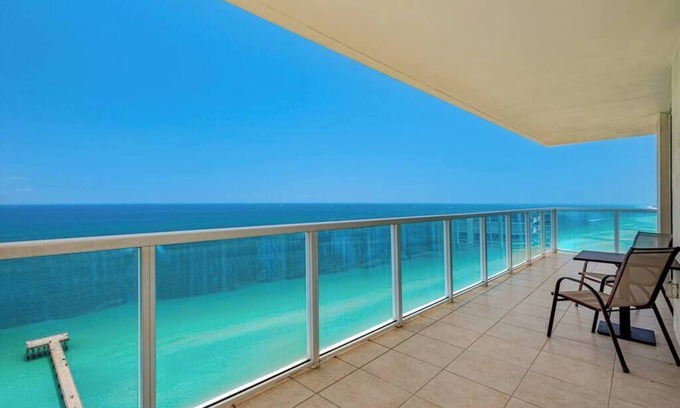 Sunny Isles Beach Condominio | Beautiful Corner Unit, Direct Ocean Views. Amazing Location & Very Walkable.