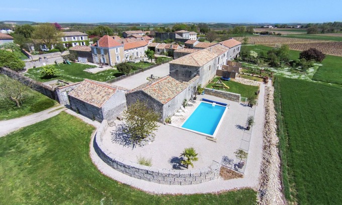 Echallat Cabaña | Hermosa casa de campo **** en una aldea rural, jardín privado, piscina climatizada.
