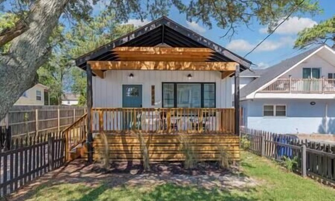 East Ocean View Casa | Beautiful cottage a couple blocks from the beach