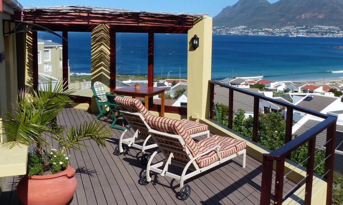 Fish Hoek Cabaña | Hermosa cabaña con maravillosas vistas al mar y jardín indígena 'fynbos'