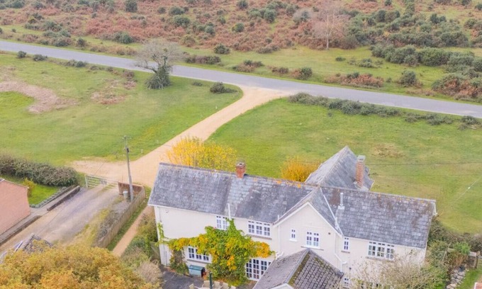 New Forest District Casa | Beautiful Country House with Forest View & Garden