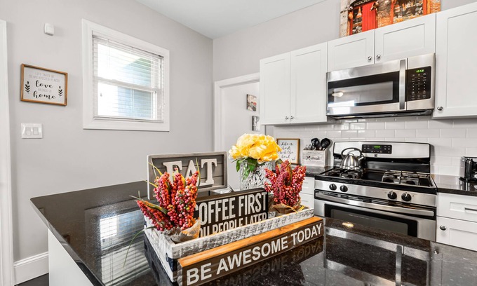 Detroit Casa | Beautiful cozy 2bedroom getaway minutes away from the heart of Downtown Detroit!
