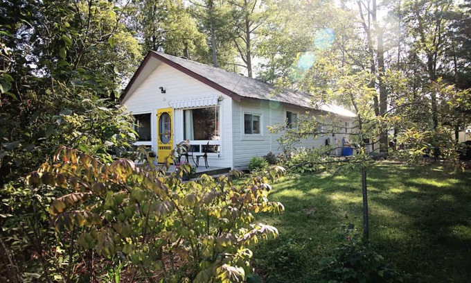 Wasaga Beach Cabaña | Beautiful cozy cottage, few steps to a sandy semi-private beach,