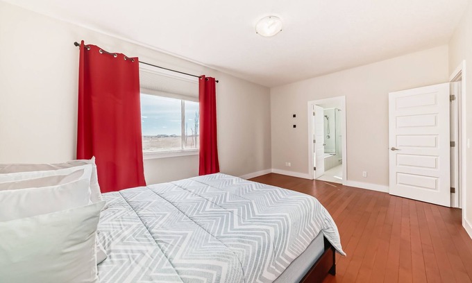 Airdrie Casa | Beautiful cozy home, Just 20 minutes from Calgary airport