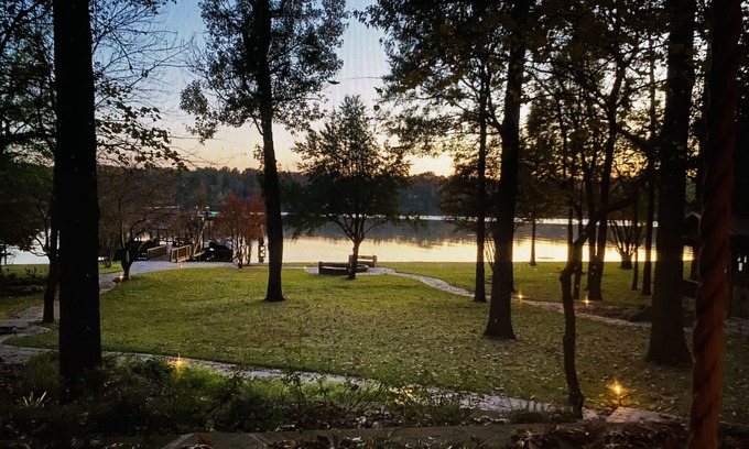 Whispering Hills Cabina | Beautiful, cozy lakehouse w/ guesthouse, amazing outdoor living & boathouse!