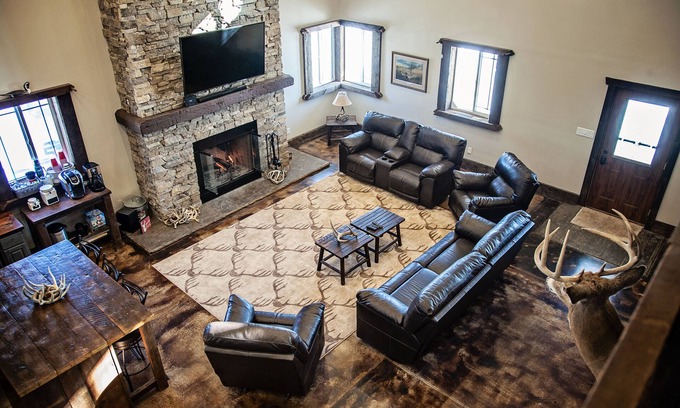 Kasbeer Casa | Beautiful Custom Built Lodge (4,600 SQ FT)