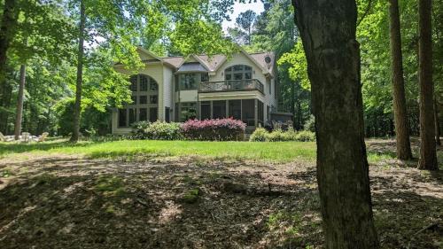 Henderson Casa | Beautiful Custom-built, Lodge-like Kerr Lake Home, non-smoking