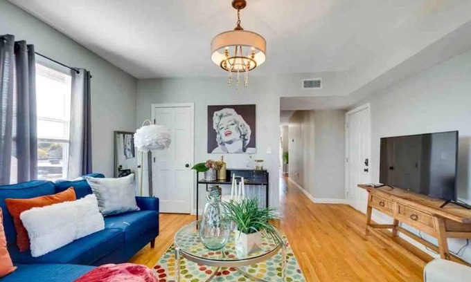 Meeting House Hill Condominio | Beautiful decor 3rd FL condo walk to MBTA and mins to Downtown Boston