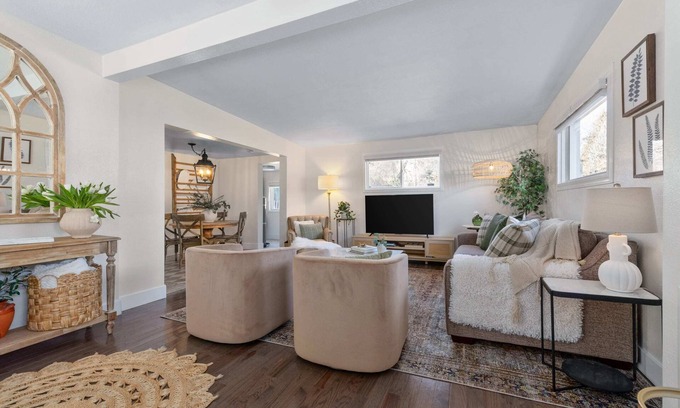 North Spokane Casa | Beautiful Designer Cottage - 2 Min to Campus