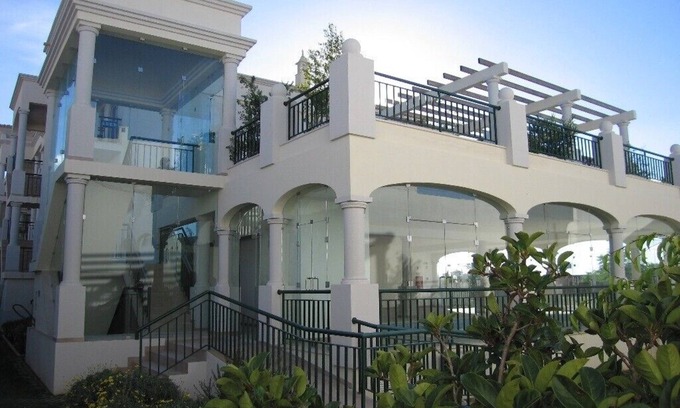 Guia Apartamento | Hermoso apartamento de planta baja de diseño con complejo de ocio, piscina, gimnasio y sauna