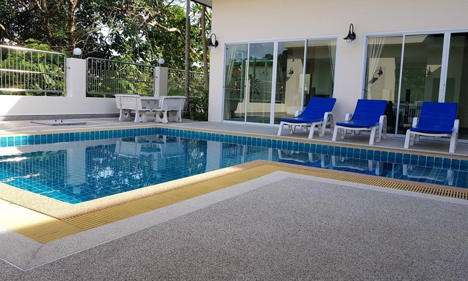 Kathu Villa | Hermosa, 5 dormitorios, 4 baños piscina Villa en alquiler. 6ª habitación disponible